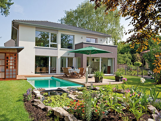 Haus Klose mit Sonnenterasse am Pool (Foto: BAUMEISTER-HAUS)