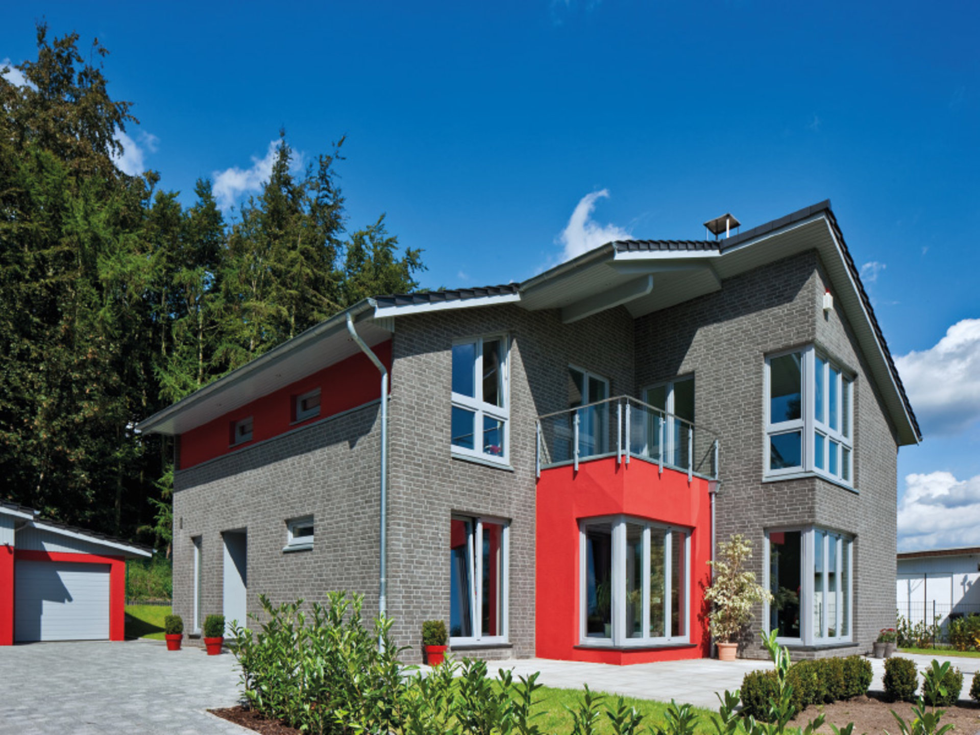 Haus Nelsen - Ein massives Klinkerhaus mit modischen anthrazithfarbenden Klinkern mit ausgewählten Elementen in rot. (Foto: BAUMEISTER-HAUS)